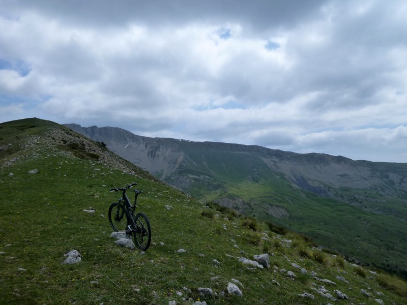 #17 Crête de Serrière Cabane : mm les Monges au fond et surtout à droite, à peine la moitié de la descente sur la crête opposée... Crête de Serrière Cabane : mm les Monges au fond et surtout à droite, à peine la moitié de la descente sur la crête opposée...