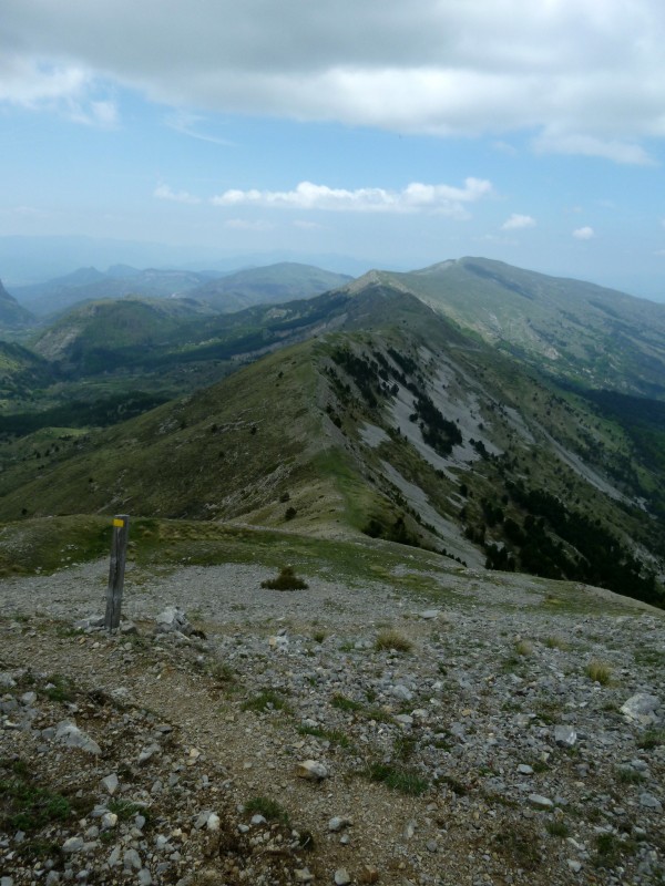 #19 Vers les Monges : dans le portage rustique, vue sur la magnifique crête du Raus et Serrière Cabane. Vers les Monges : dans le portage rustique, vue sur la magnifique crête du Raus et Serrière Cabane.