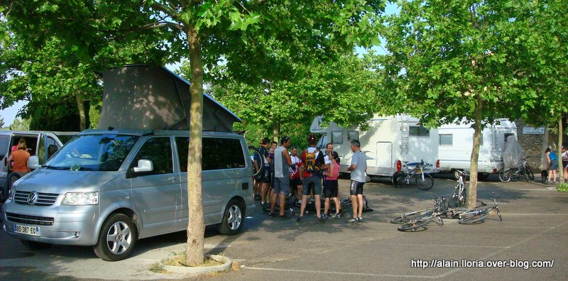 Saint Saturnin lès Apt : Rassemblement dans le village avant le départ.
Le Volkswagen n'est pas encore vandalisé