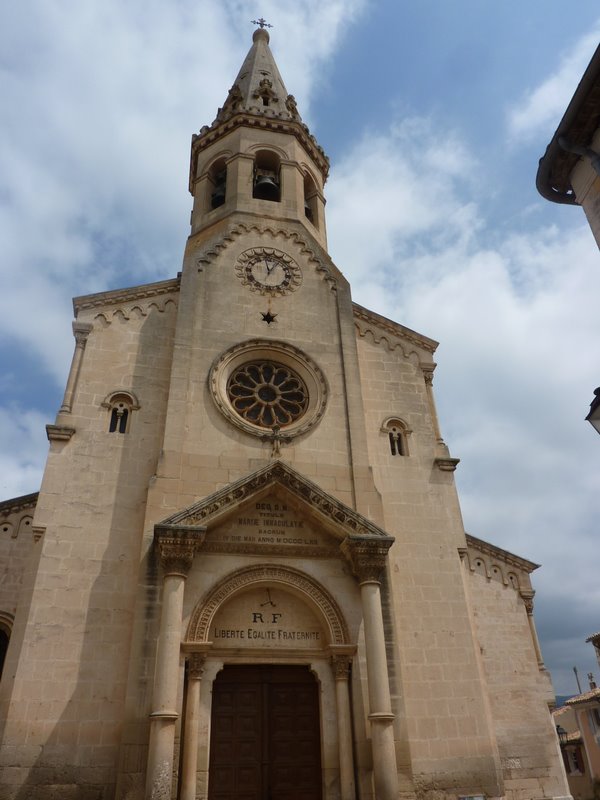 Eglise St Saturnin : Étrange l'inscription "R.F Liberté Egalité Fraternité" sur le fronton d'une église !!!