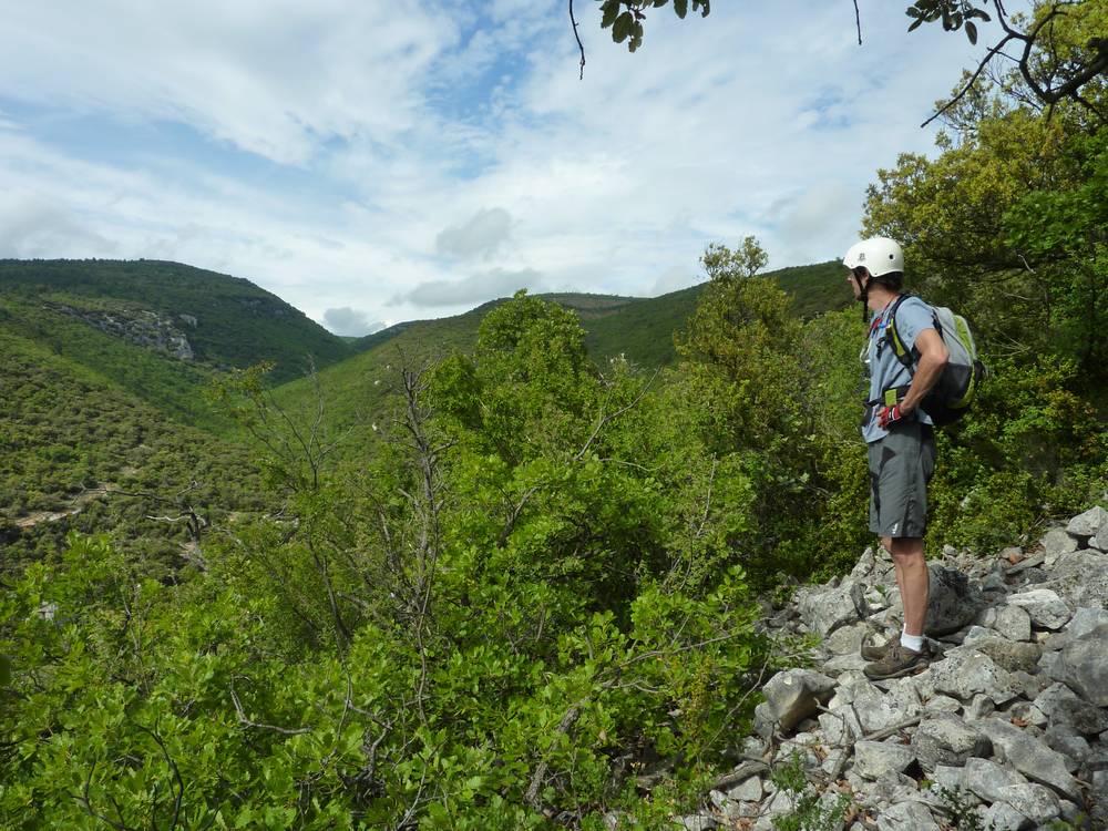 PierlO contemplatif : les ruines de Travignon sont en haut à gauche