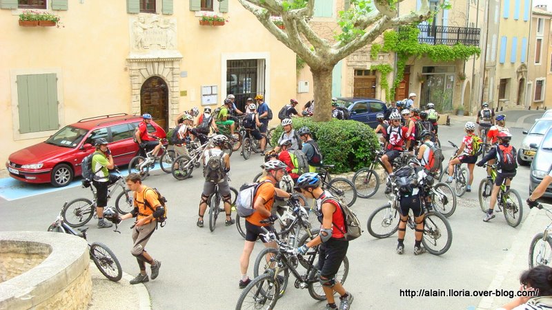 Saint Saturnin lès Apt : Rassemblement dans le village