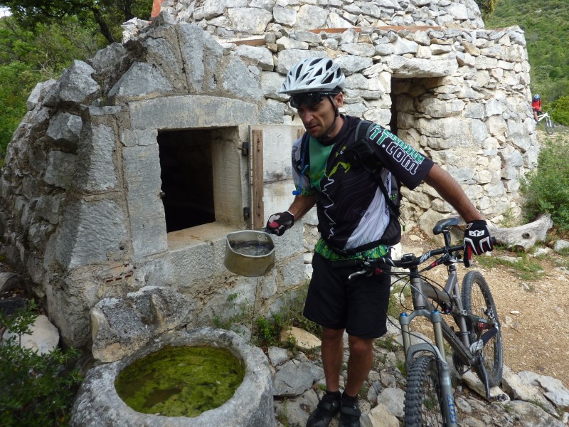 Un petite soif Sanfroic ? : Ravito à la Cabane du Garde