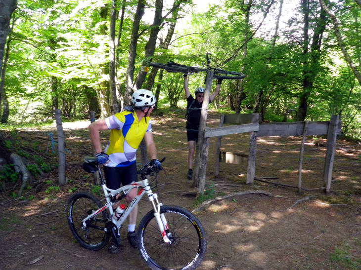 #2 Barrière pastorale : Gégé fait sa muscu... Barrière pastorale : Gégé fait sa muscu...