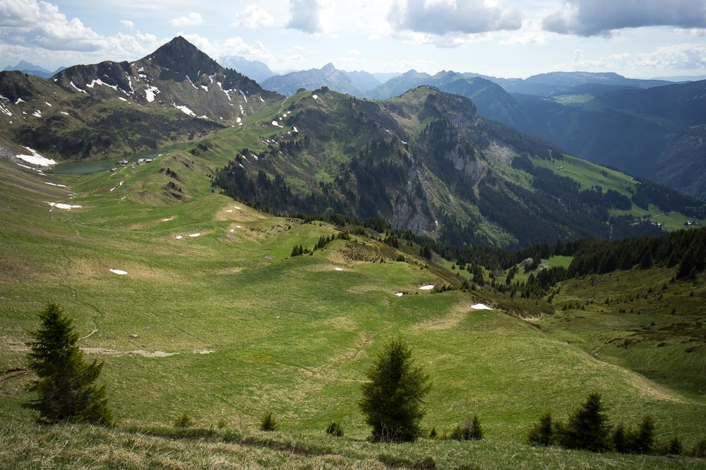 Vers le sud, le lac de Lessy : et l'Aiguille Verte