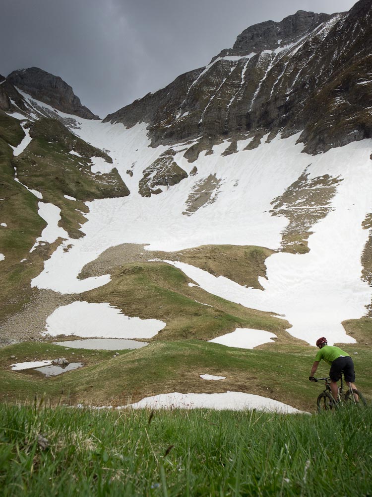 Devant le Col du Rasoir : Un peu juste en vélo