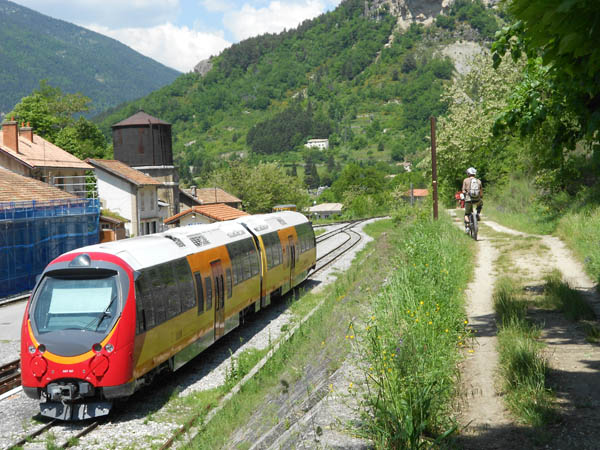 Train des Pignes : En gare d'Annot, l'une des fameuses nouvelles rames qui ont tant fait causer sur le forum.