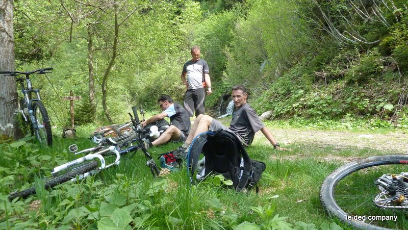 défrichage : pause après l'exploration du sentier entre Plan Richard et la piste 1500m