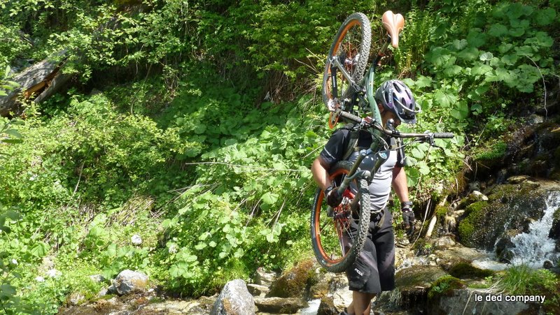 #13 défrichage : un peu de portage pour passer les ruisseaux défrichage : un peu de portage pour passer les ruisseaux