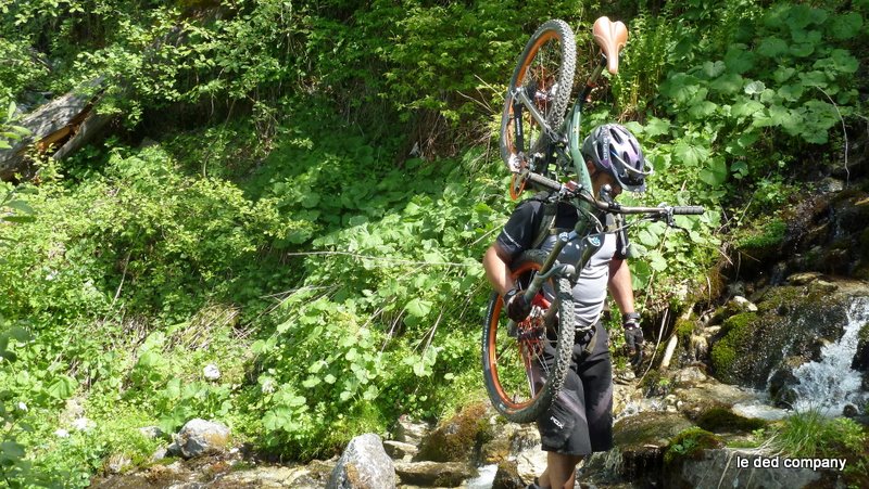 défrichage : un peu de portage pour passer les ruisseaux