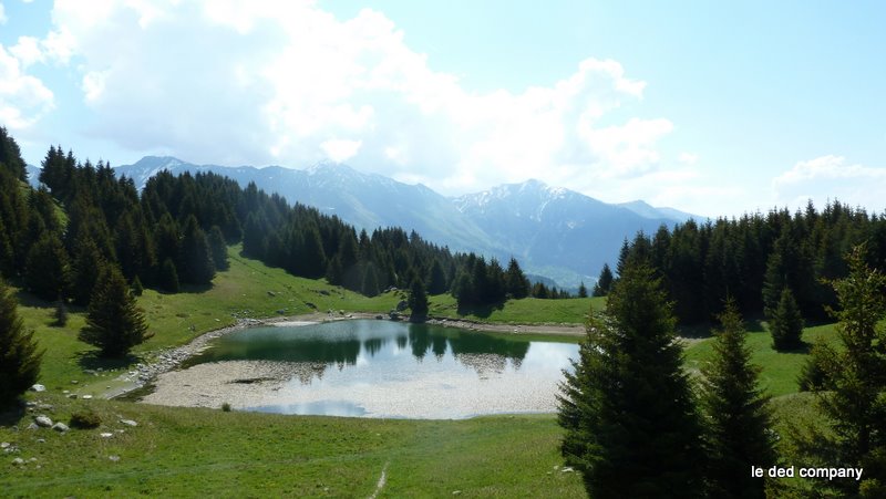 La Grande Léchère : lac en forme de gouille. Froid et sale, ce qui n'a pas empéché Pascal de s'y baigner!