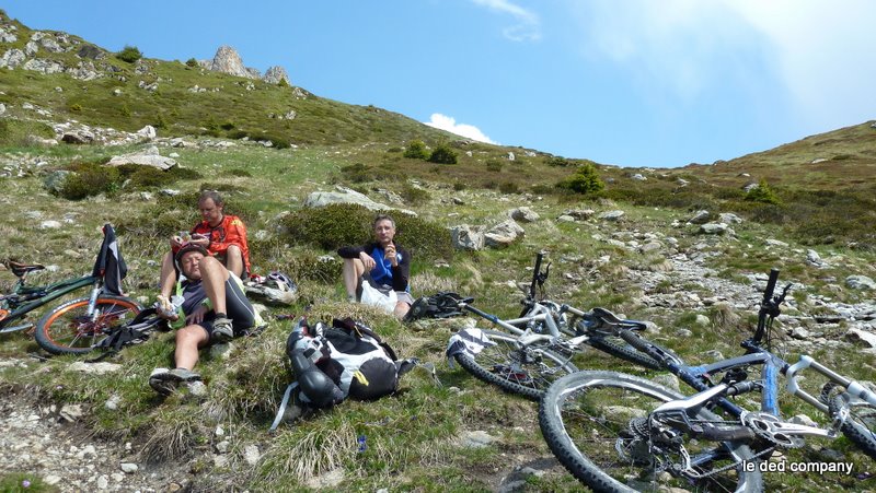 Au pied du col (Alt. 2010m) : Pause repas. Diaf, christophe et Patrice