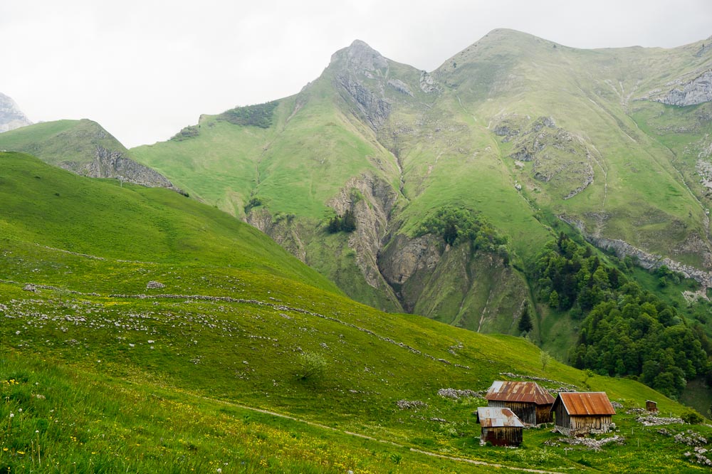 #6 Tré le Mollard : et Mont de la Coche derrière les chalets d Tré le Mollard : et Mont de la Coche derrière les chalets d'Alant