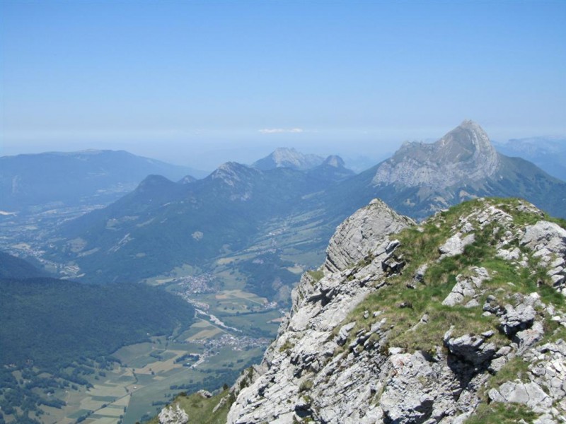 #11 Dent d Dent d'Arclusaz : Au centre le Roc des Boeufs où l'on grimpait lundi, trop dur la vie de chômeur avec un terrain de jeu pareil ...
