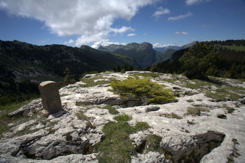 #8 Lapiaz et Croix de Savoie : on devine le Cirque de St Même sous les Lances de Malissard Lapiaz et Croix de Savoie : on devine le Cirque de St Même sous les Lances de Malissard