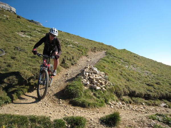 #3 Col des Ayes : Petites épingles bien propres pour rejoindre le col des Ayes quand on descend de la Dent de Crolles Col des Ayes : Petites épingles bien propres pour rejoindre le col des Ayes quand on descend de la Dent de Crolles