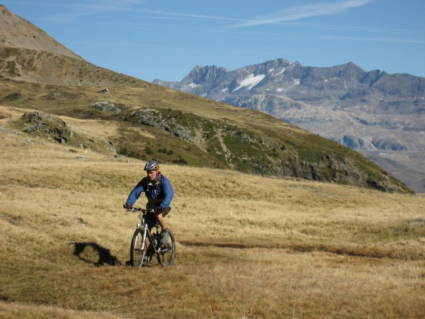 #5 Sylvain sur fond de Rousses : Plateau avant les lacs. Sylvain sur fond de Rousses : Plateau avant les lacs.