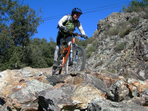 Descente sur Jaujac : Le chemin empierré descendant sur Jaujac