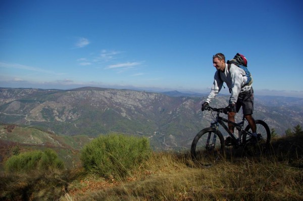 Jip même pas froid : Jip avec la vallée de l'Ardèche derrière lui, et le col de la Croix de Chaumienne