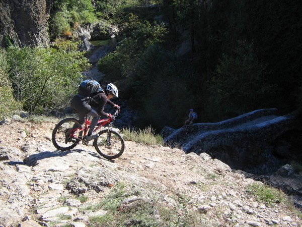 Descente sur Jaujac : L'épingle, tu la rates, à l'eau tu tombera !