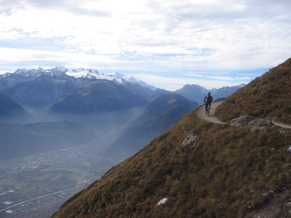 #2 Sous le Chavalard (2) : Superbe balcon au-dessus de la vallée du Rhône, le massif du Mont-Blanc au fond. Sous le Chavalard (2) : Superbe balcon au-dessus de la vallée du Rhône, le massif du Mont-Blanc au fond.
