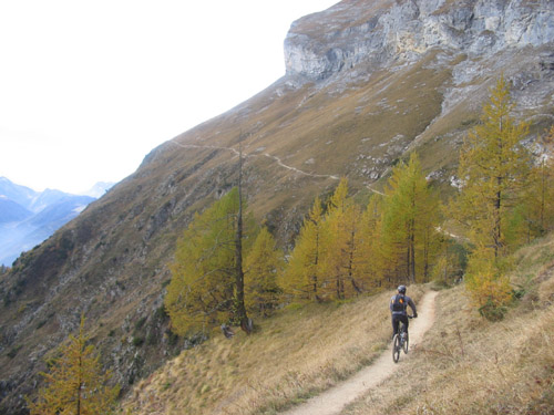 #1 Sous le Chavalard (1) : Début du chemin qui traverse le versant sud du Grand Chavalard. Sous le Chavalard (1) : Début du chemin qui traverse le versant sud du Grand Chavalard.