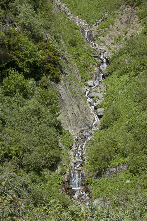 Suite de la descente : Suite de la descente, l'épingle où la cascade est bien visible marque la transition entre les parties faciles et plus technique du sentier.