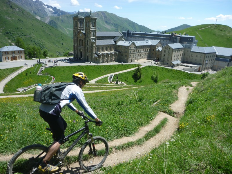 #6 Descente divine : Bruno, la gourde prête pour l Descente divine : Bruno, la gourde prête pour l'eau bénite, à condition de prendre de vitesse la procession qui se prépare !
