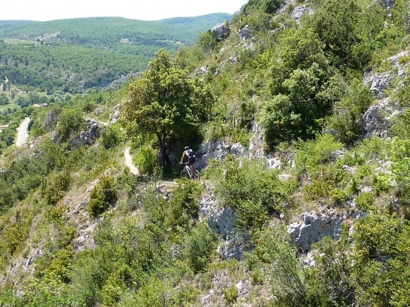 Sentier au dessus de Monieux : Petit détour au dessus de Monieux sur un sentier bien expo