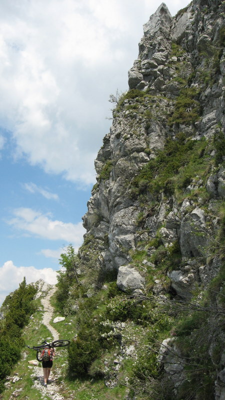 Digne > Tartonne : Exposé mais pas trop... peut être la raison pour la quelle le tracé officiel des chemins du soleil fait un méga détour et évite ce passage pour rejoindre le gite de Tartonne...