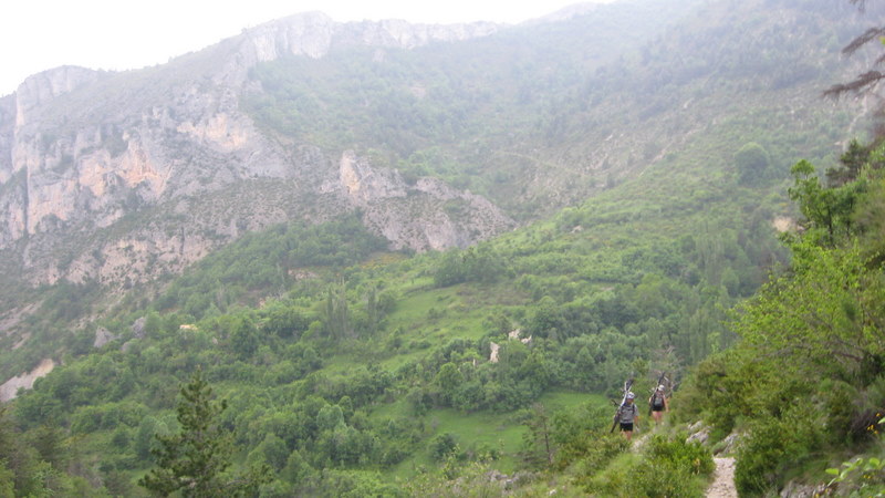 Saint André > Entrevaux : Portage sous la pluie