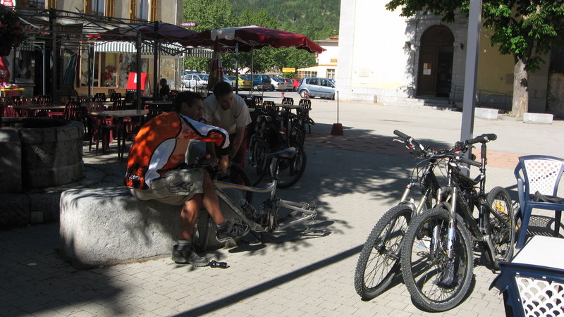 Saint André > Entrevaux : Ca commence fort pour Seb qui voit son vélo un peu customisé : inversion pneu, raccourcissement potence avec un fignolage de divers réglages visant à réduire les divers bruits :)