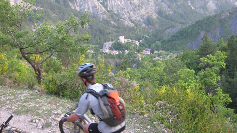 EntreVaux > Puget Rostand : Seb plonge sur Puget Rostand via le chemin du facteur, encore trop bon !