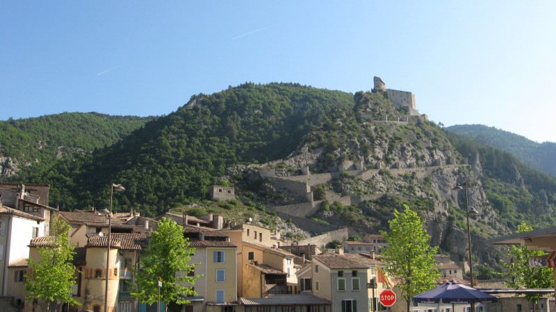 EntreVaux > Puget Rostand : Passage à Entrevaux avec les vélos, après le bon repas la vieille.