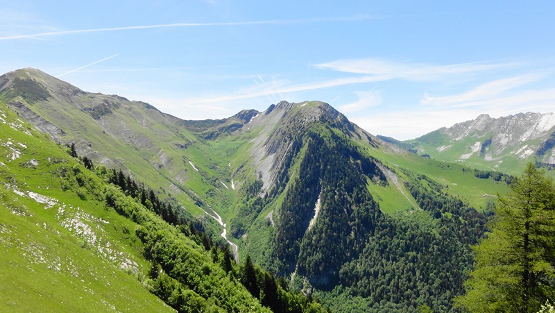 au sud : Arces, Arlicots, Beau Mollard, Arclusaz et chalet Bottier