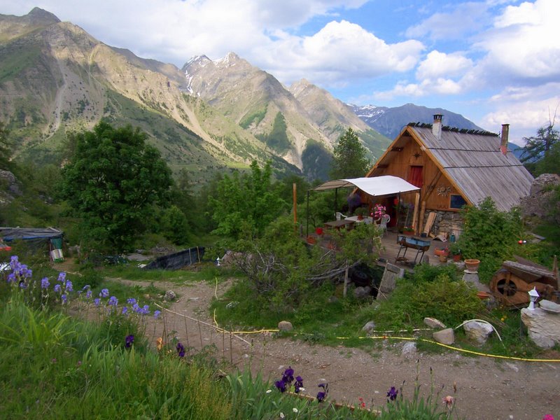 J1: Le refuge sympa... : ...mais seulement pour l'hiver car les habitants veulent aussi se garder du temps pour eux.