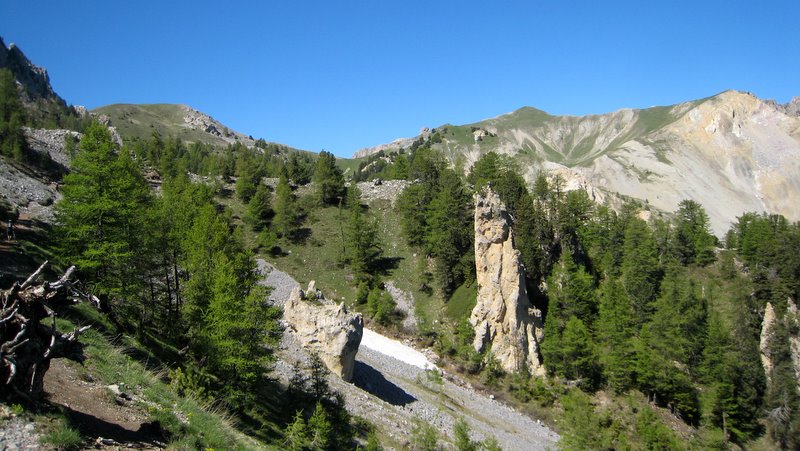 J3: géologie : la montagne est taillé par des effondrements et érosions divers avec plein d'ocres du plus belle effet