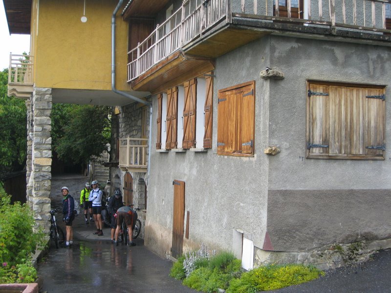 J2: Grand parapluie... : ...pour dépanner la crevaison de Vince