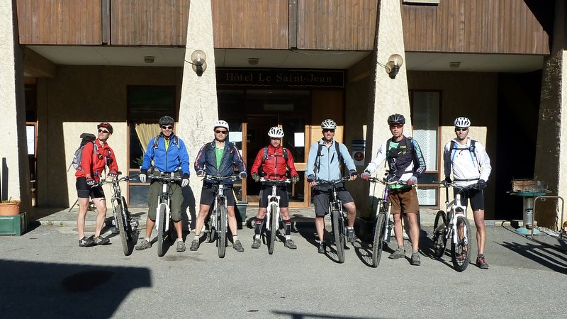 J4: Départ : Devant l'hotêl côté piste et il n'y a personne aux remontées ;-)