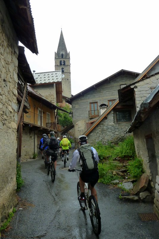 #21 J2: Traversée de Réallon : Sympa village de montagne et quand on arrive en ville, plus personne sur le trottoir! J2: Traversée de Réallon : Sympa village de montagne et quand on arrive en ville, plus personne sur le trottoir!