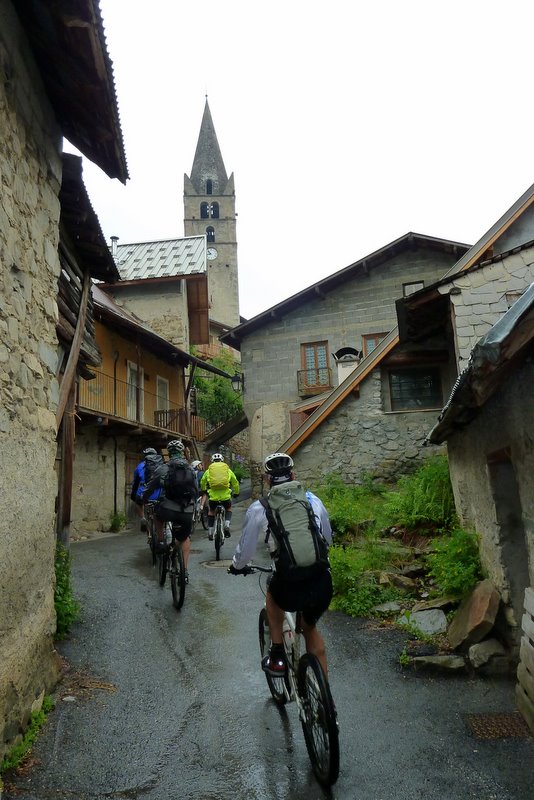 J2: Traversée de Réallon : Sympa village de montagne et quand on arrive en ville, plus personne sur le trottoir!