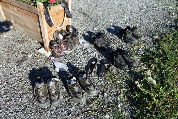 J2: repos des pompes : Il faut sécher maintenant. Les doigts de pieds blancs et flétris sont aussi sous la douche chaude