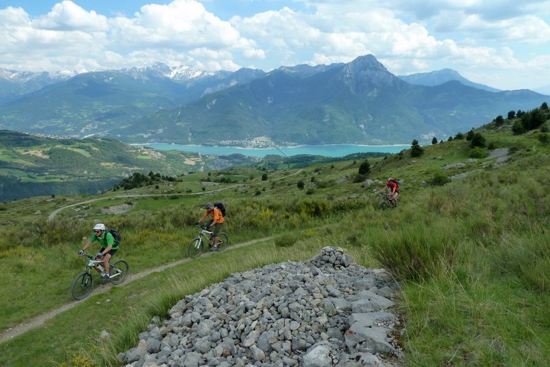 #12 J1: Joli GR de pays : Quelques challenges rocailleux pimentent la montée régulière. J1: Joli GR de pays : Quelques challenges rocailleux pimentent la montée régulière.