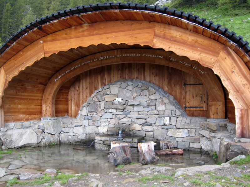 J2: Fontaine débordante : Bel abri avec eau courante.