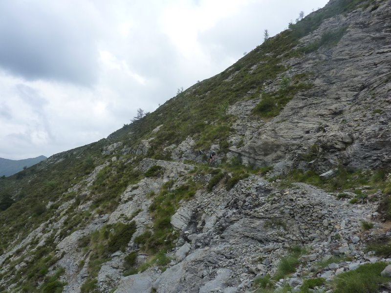 Vue depuis le Pas : Le sentier est exposé