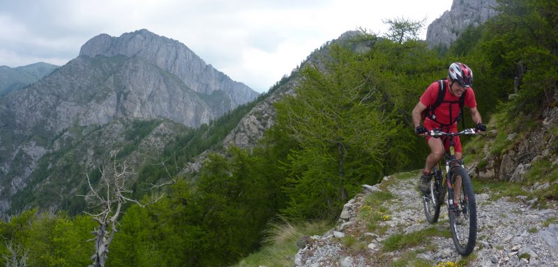 Zio s'arrache : Avec le Mont Peïrevieille au fond