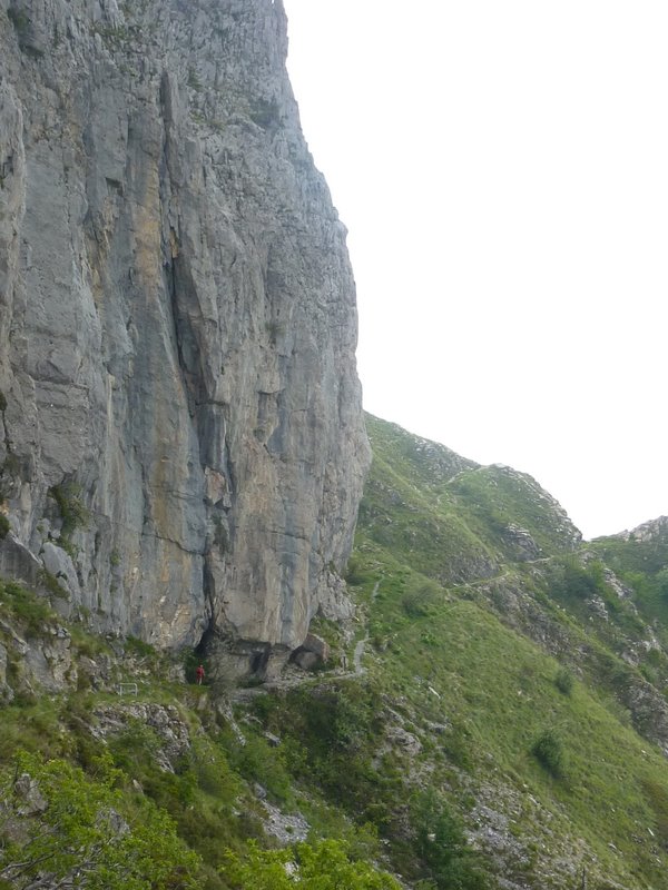 Des passages majestueux : Aux pieds de falaises impressionnantes