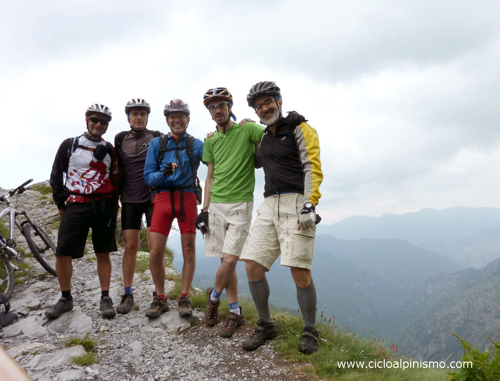 Photo de groupe : Au pas de l'Incise, nous profitons d'une balise pour prendre une photo de groupe...