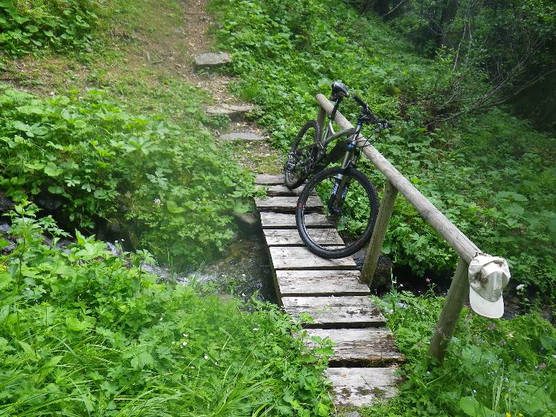 #1 Petit pont glissant : Par temps de pluie, passer le pont à pied car terriblement glissant. Petit pont glissant : Par temps de pluie, passer le pont à pied car terriblement glissant.