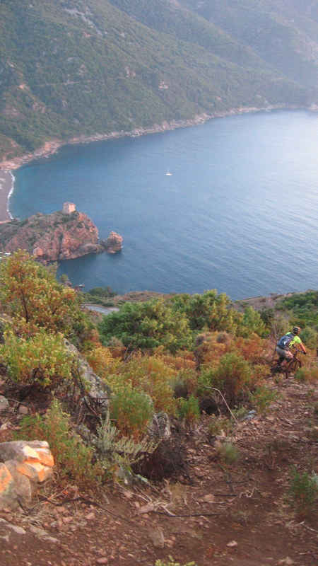 Porto en boucle : dernière partie de la descente, tracée à la montée pour le trail, et droit dans la pente, mais grâce à la pluie ça peut être descendu (T5). Pour les suiveurs faudra éviter cette partie et rester sur le sentier tracé sur la carte